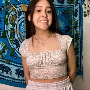 Crop top flowered shirt